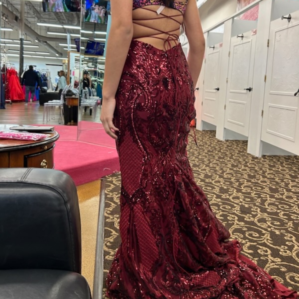 Red/maroon prom dress, beautiful, lingerie at the back, fitted